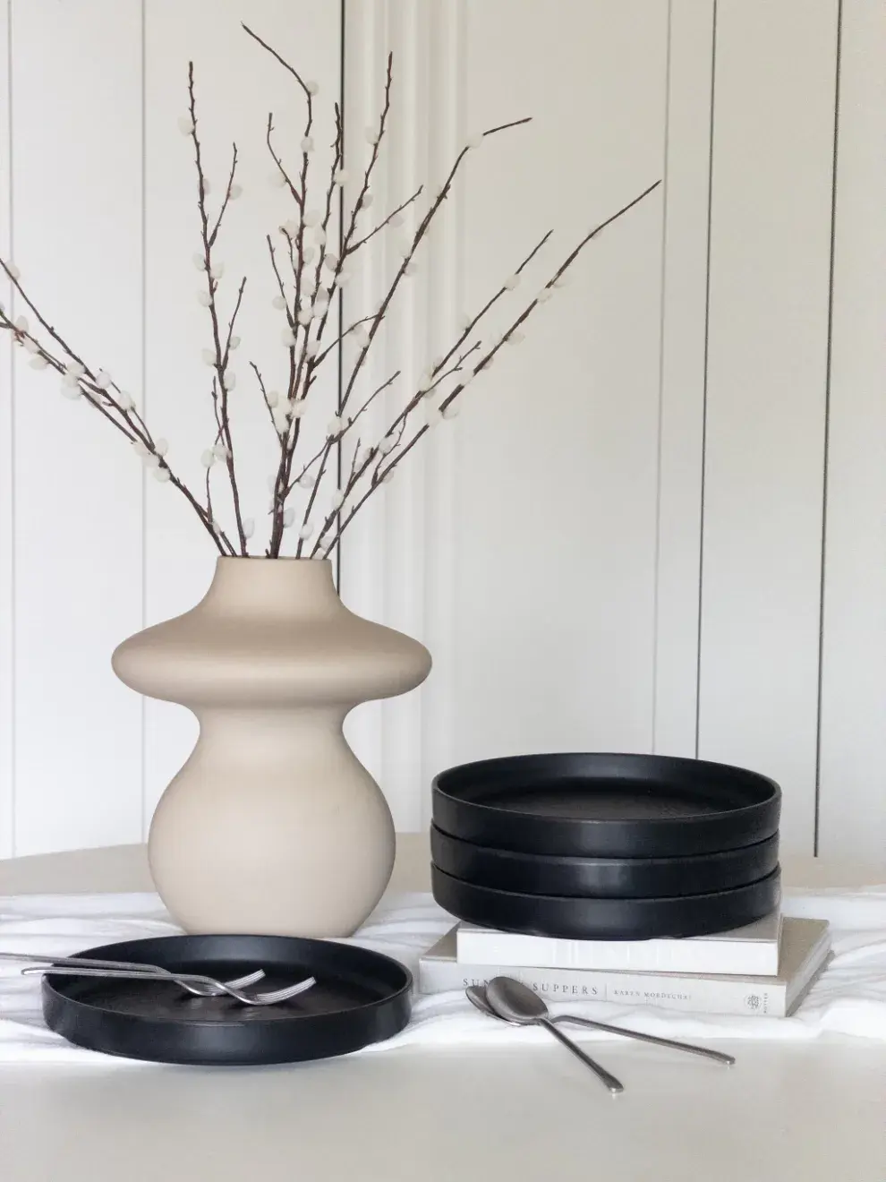 Foto de Platos de melamina negros de Ganga Home.