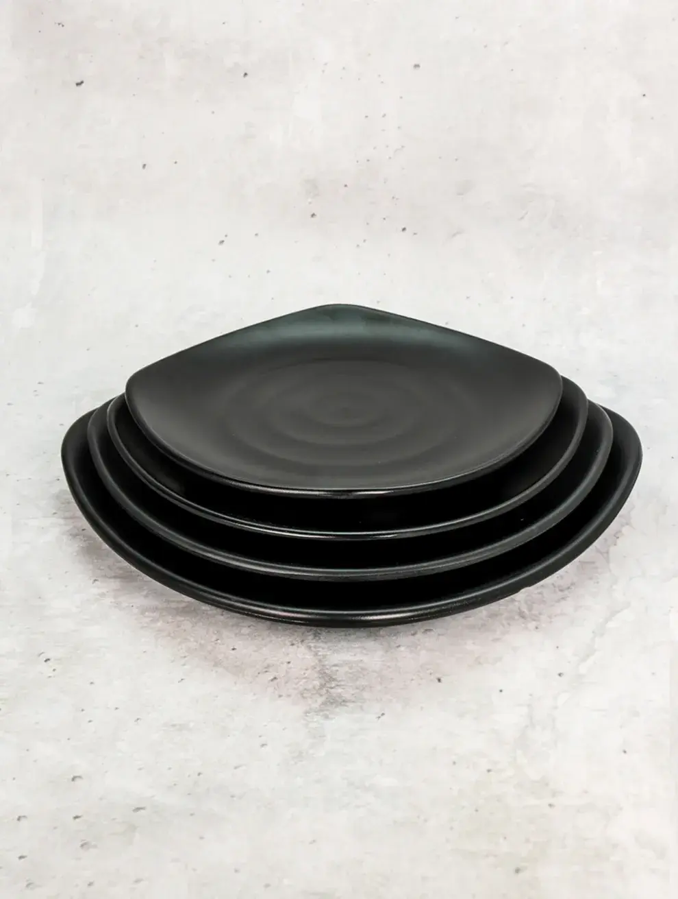 Platos de melamina de diseño espiral, disponibles en Morph.