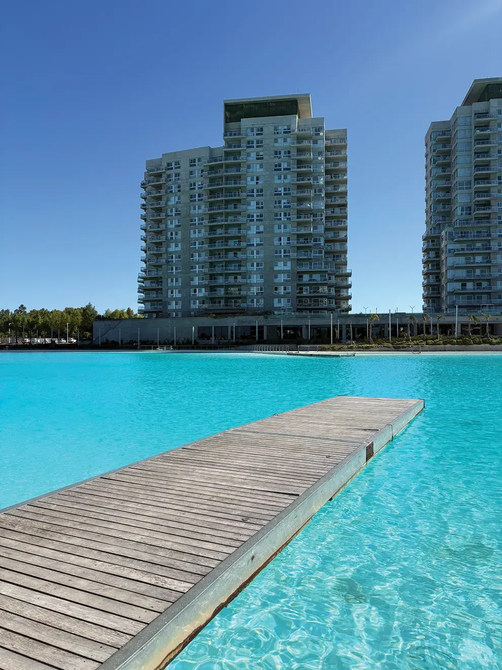 REMEROS BEACH BUSCA DESDIBUJAR  LOS LÍMITES ENTRE INTERIOR Y  EXTERIOR, COMO UN NUEVO MODO  DE VIVIR CERCA DEL AGUA