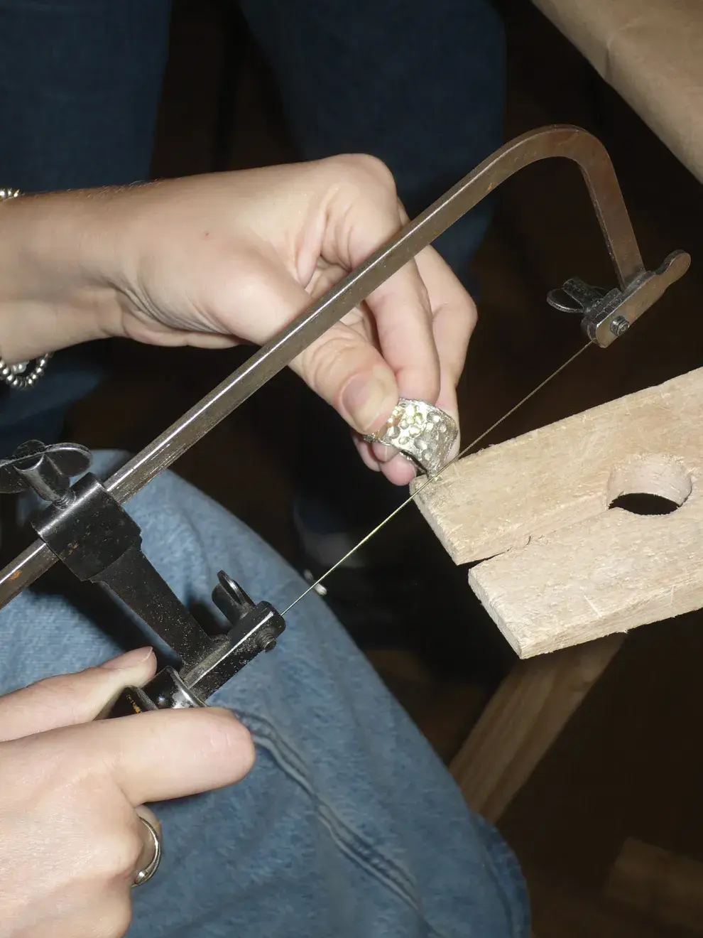 Una sierra moldeando un anillo