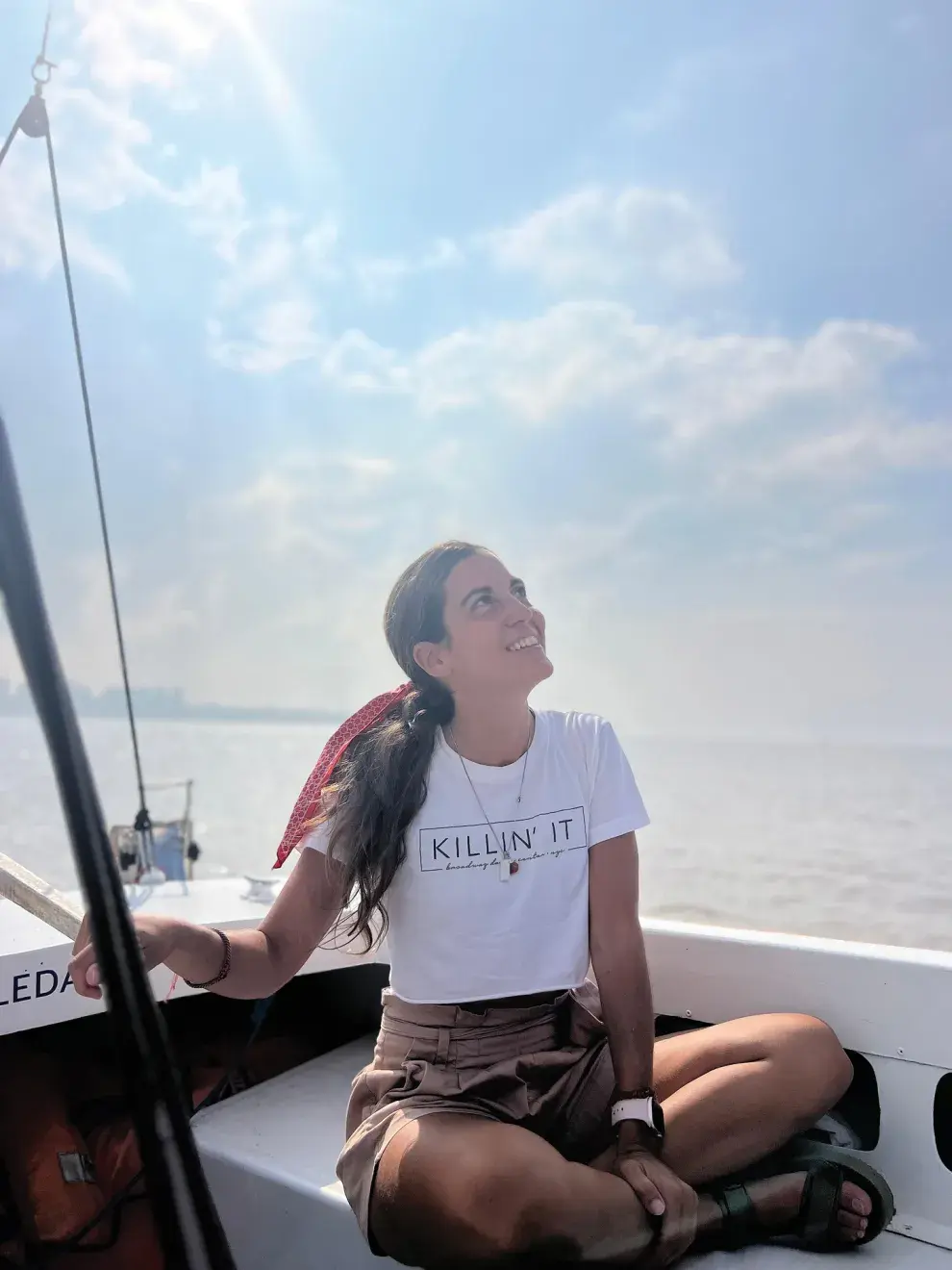 Una mujer en un velero