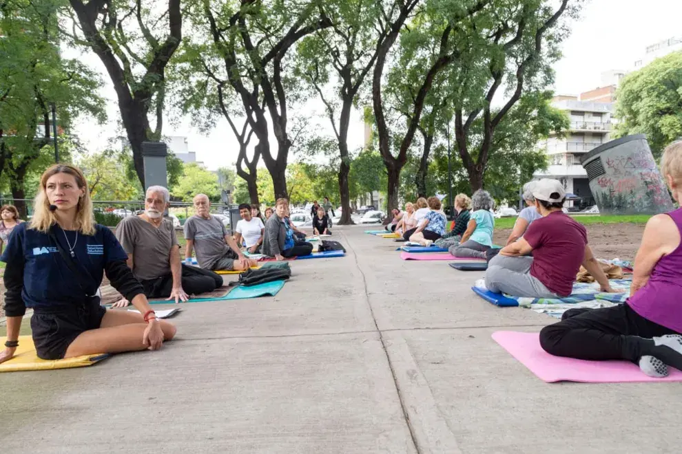La propuesta incluye tres variantes: yoga suave, dinámico e integral, adaptadas a distintas edades y distintos niveles de experiencia. 