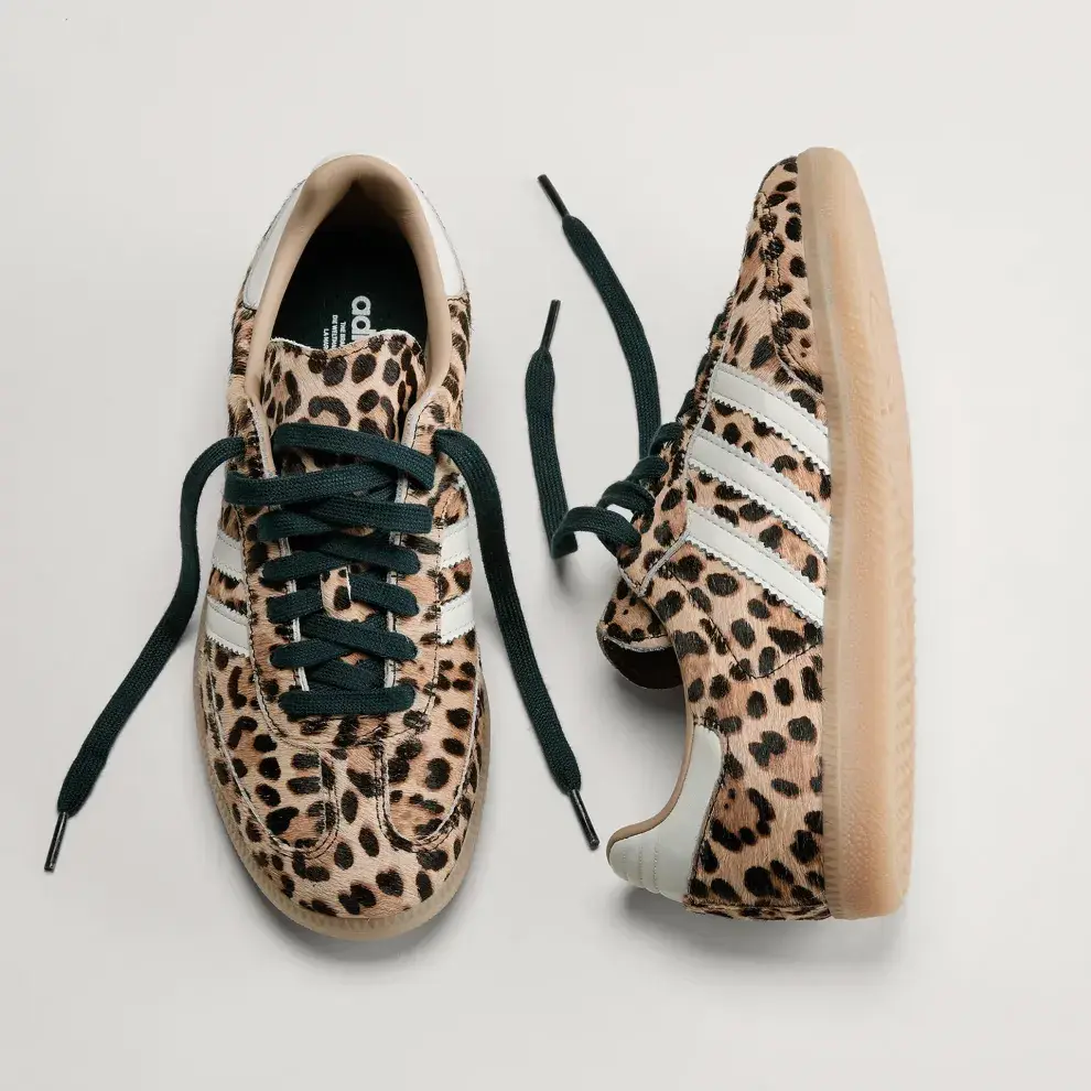 Las Samba OG con estampado animal print beige y suela de caucho levantan cualquier look.
