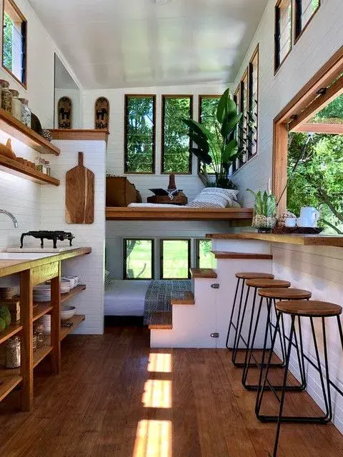La funcionalidad sigue siendo fundamental en las tiny houses, aunque hoy los muebles prácticos también buscan verse estéticos.