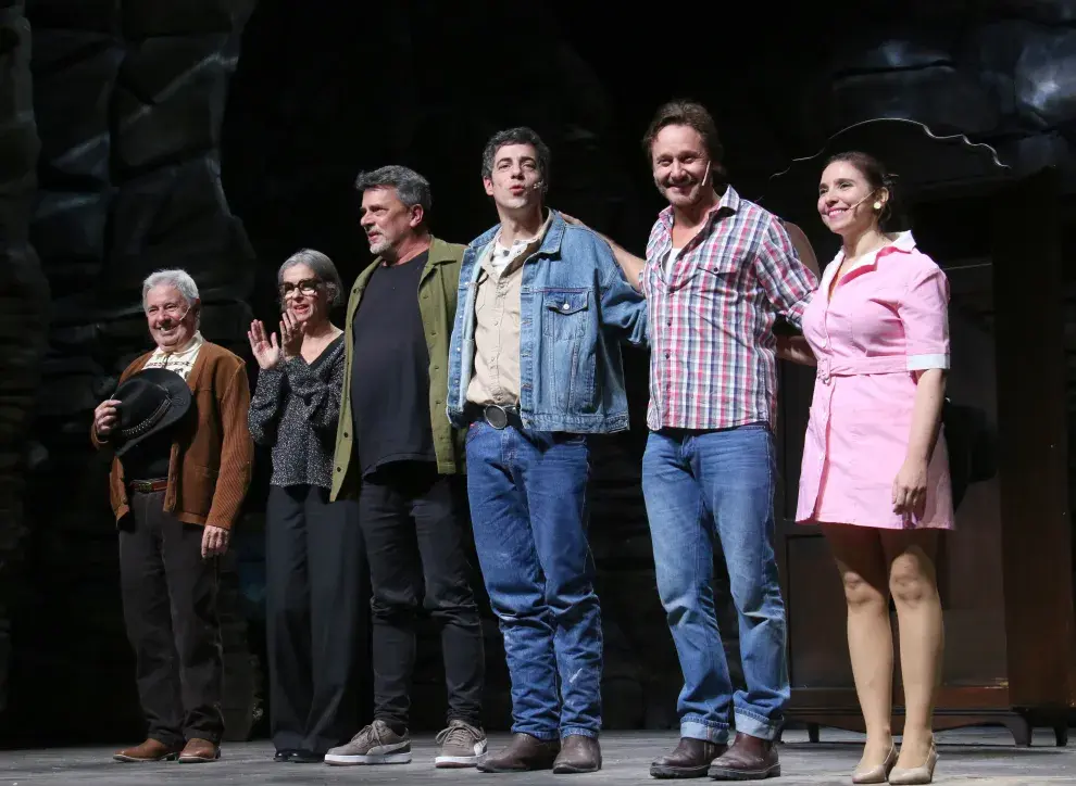 El elenco completo junto al director de la obra