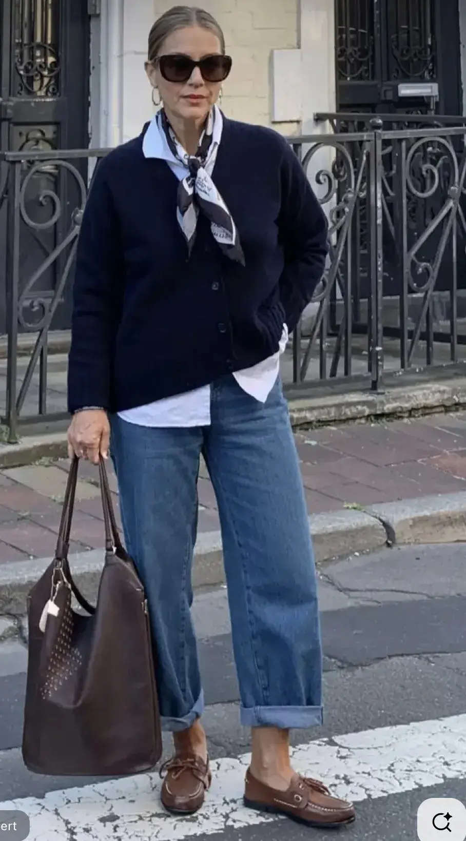 Muchos de estos abrigos pueden estar guardados en el placard familiar: tapados de lana amplios, sacones tejidos, camperas de paño clásicas o sweaters gruesos con aire retro vuelven a tener todo el protagonismo.