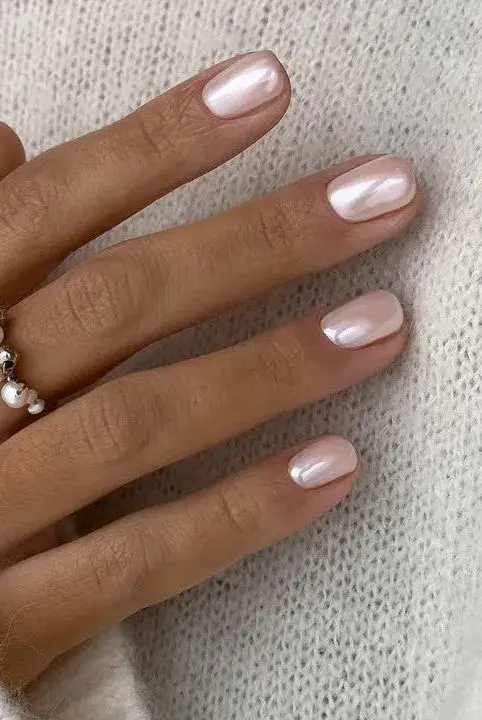 Las protagonistas de mayo son las Soft Chrome nails, un diseño que mezcla acabados perlados, efecto espejo suave y pequeños detalles en relieve para lograr uñas elegantes, modernas y con mucha luz.