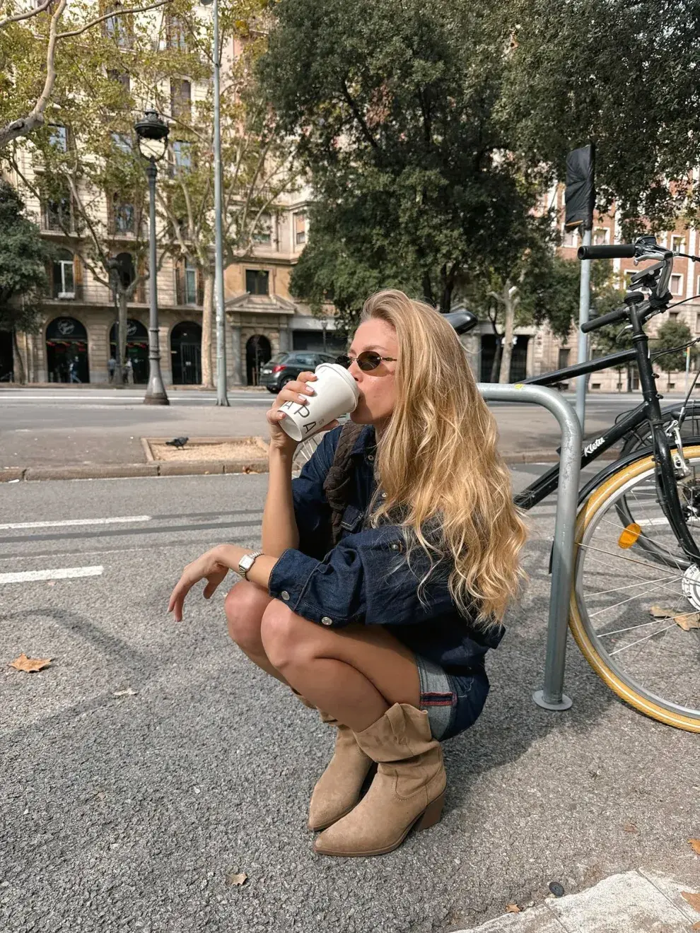 El accesorio de los años 70 que vuelve este otoño y combina perfecto con jeans: las botas de gamuza