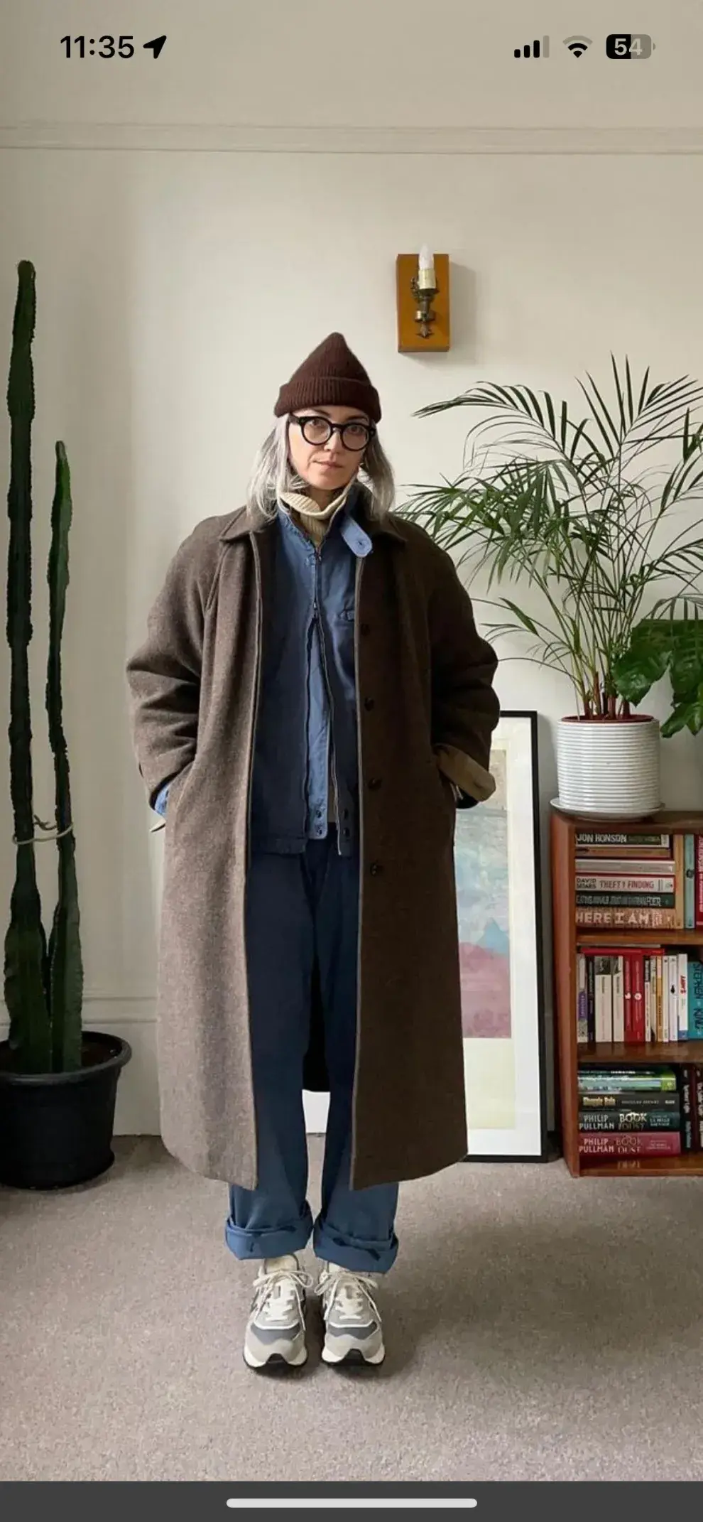 Un jean recto azul, remera blanca y zapatillas urbanas ayudan a darle frescura al look sin perder comodidad.