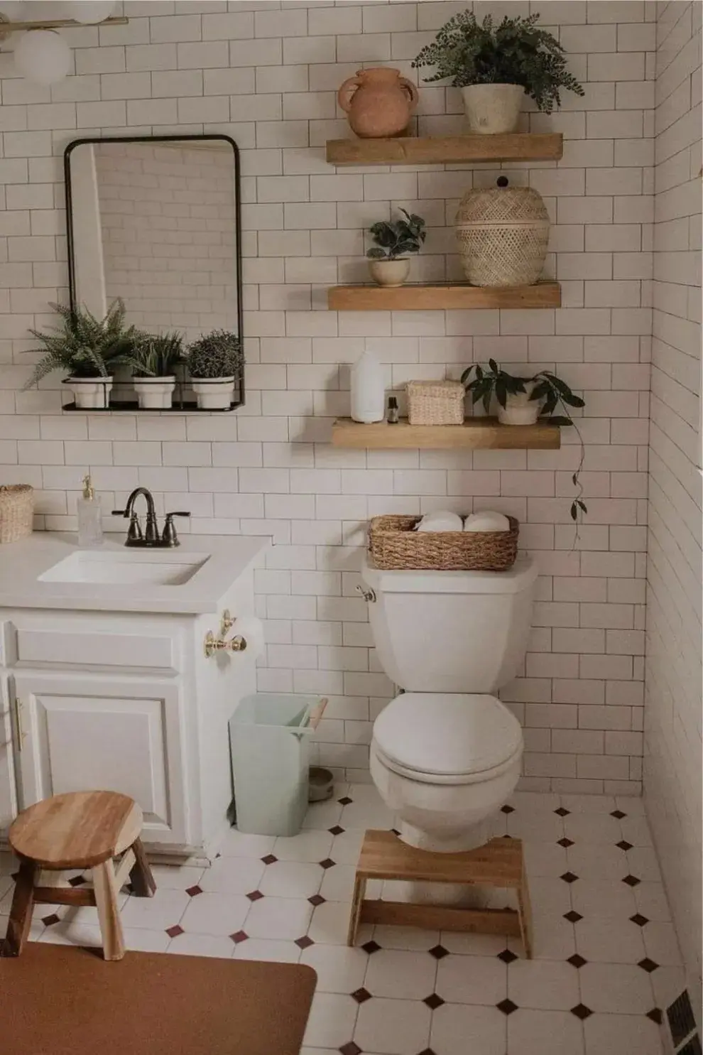 En los tiny bathrooms, el orden es fundamental. Por eso, una de las tendencias más prácticas son los nichos embutidos dentro de la ducha o sobre el inodoro.
