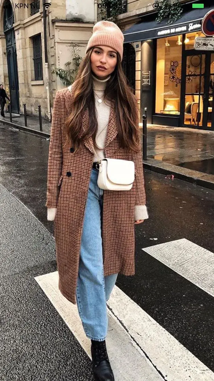 Esta temporada, los tapados se llevan amplios, envolventes y con materiales protagonistas. Paños clásicos, texturas suaves, cuero, gamuza y siluetas oversized conviven con modelos más estructurados y minimalistas.