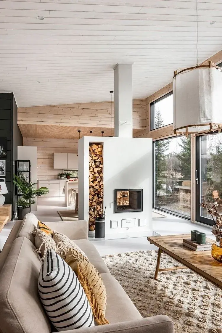Detalles como mantas tejidas, muebles de madera clara, velas o iluminación cálida ayudan a crear ambientes más confortables durante el invierno.
