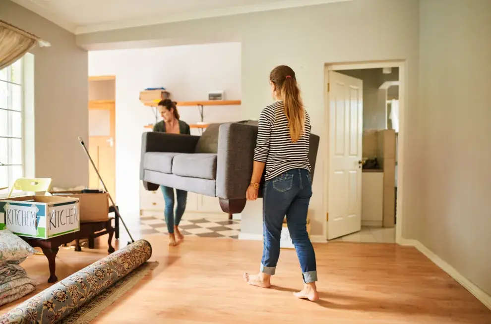 Foto de mujer ordenando su hogar.