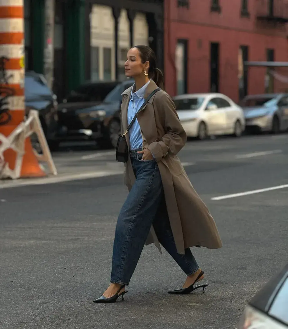 Una de las combinaciones favoritas de la temporada mezcla stilettos con jeans rectos o denim relajado.