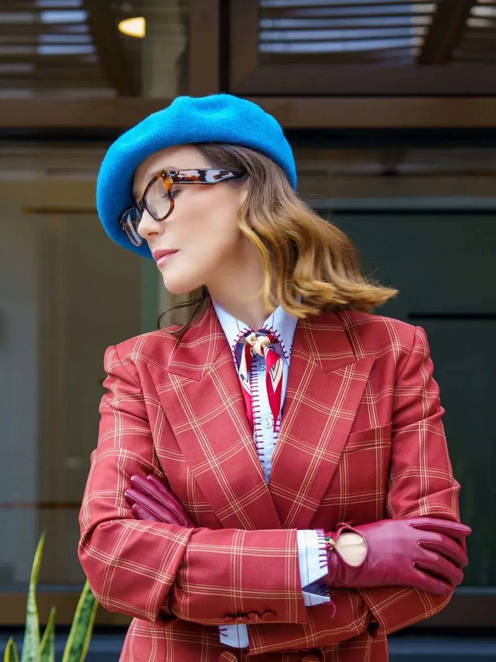 La elección no pasó desapercibida: el estampado príncipe de Gales en versión colorada aportó personalidad y un aire vintage muy marcado, mientras que la silueta relajada mantuvo el equilibrio entre elegancia y comodidad.