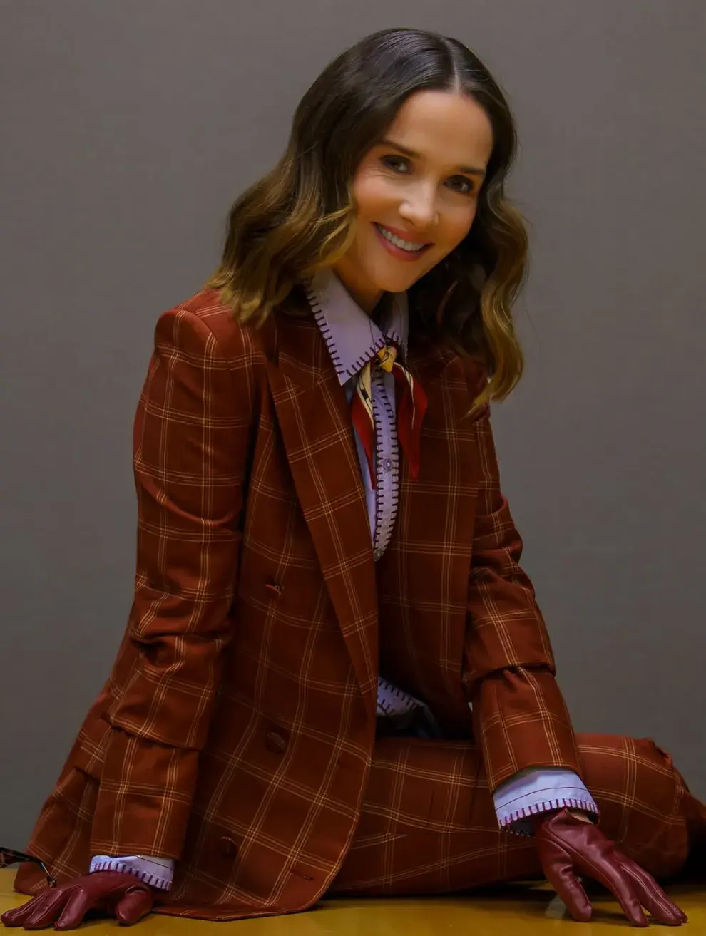 Para completar el outfit, Oreiro sumó una camisa celeste con detalles en rojo y un pañuelo de seda estampado anudado al cuello, un accesorio que vuelve con fuerza esta temporada y que refuerza el espíritu retro del estilismo.