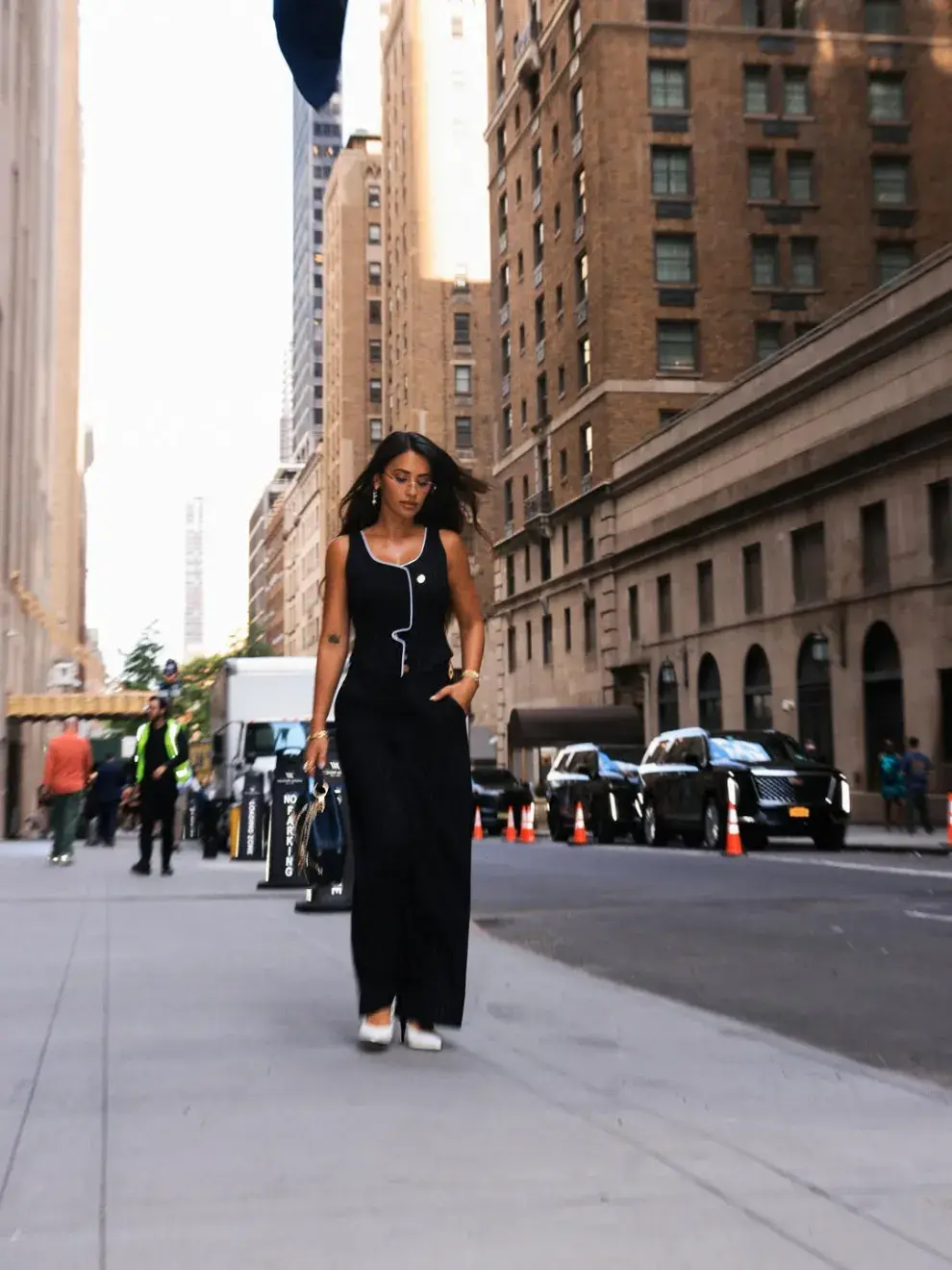 Para la ocasión, Antonela apostó por un conjunto de chaleco y pantalón palazo negro con finas líneas blancas, una propuesta inspirada en la sastrería masculina pero reinterpretada con un aire femenino y minimalista.