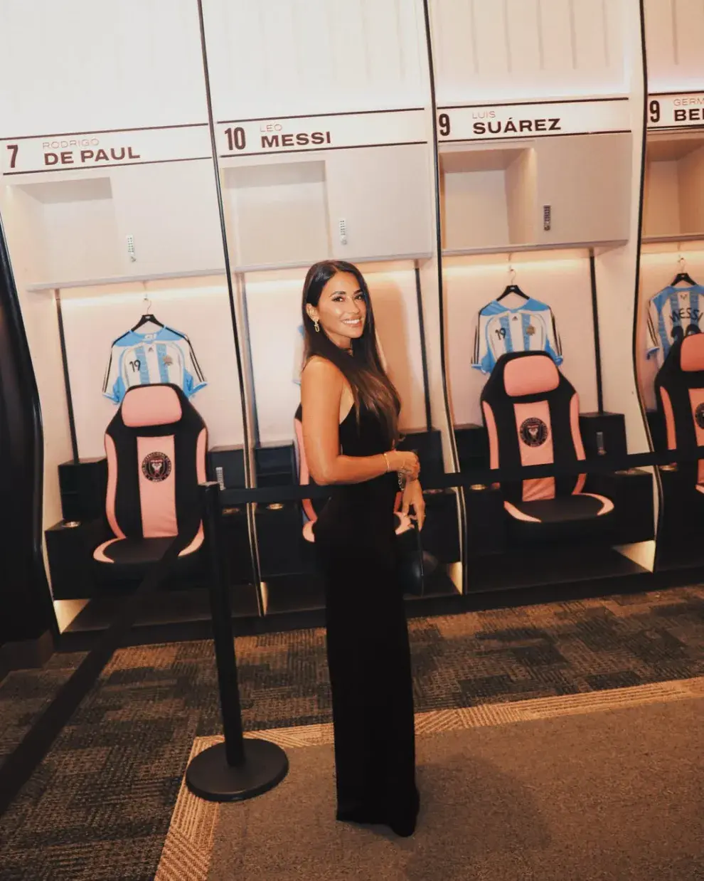 Antonela Roccuzzo volvió a convertirse en el centro de todas las miradas con un look sofisticado y audaz durante la presentación de la nueva colaboración de moda de Lionel Messi junto a Adidas y Kith.
