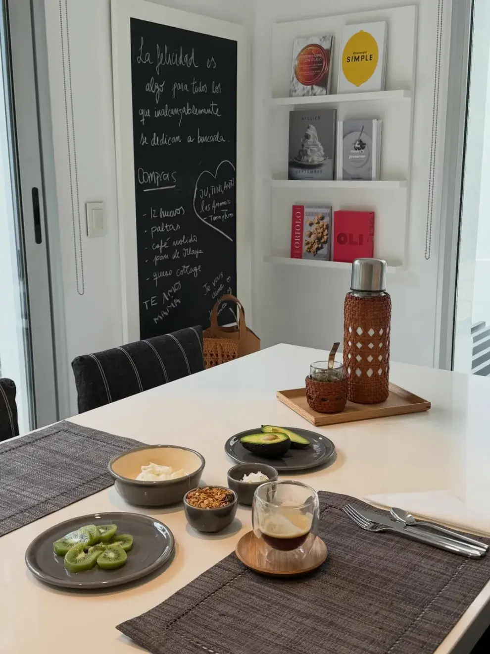 Con su estilo sereno, sofisticado y natural, la empresaria suele compartir pequeños rincones de su casa donde el orden, la armonía visual y los detalles cuidadosamente elegidos hacen toda la diferencia.