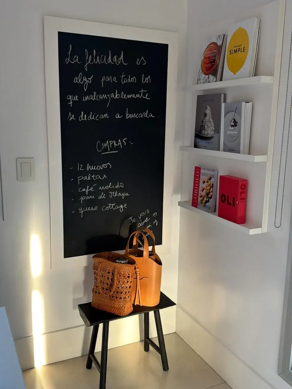 Con su estilo sereno, sofisticado y natural, la empresaria suele compartir pequeños rincones de su casa donde el orden, la armonía visual y los detalles cuidadosamente elegidos hacen toda la diferencia.