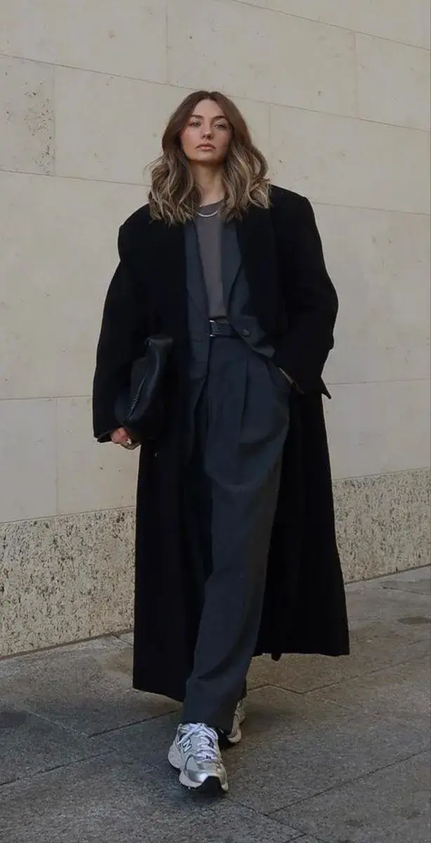 Inspirados en los tapados clásicos que recuerdan al estilo de los abuelos, estas prendas oversized, cálidas y de aire vintage se convirtieron en protagonistas del otoño-invierno gracias a su versatilidad y estética relajada.