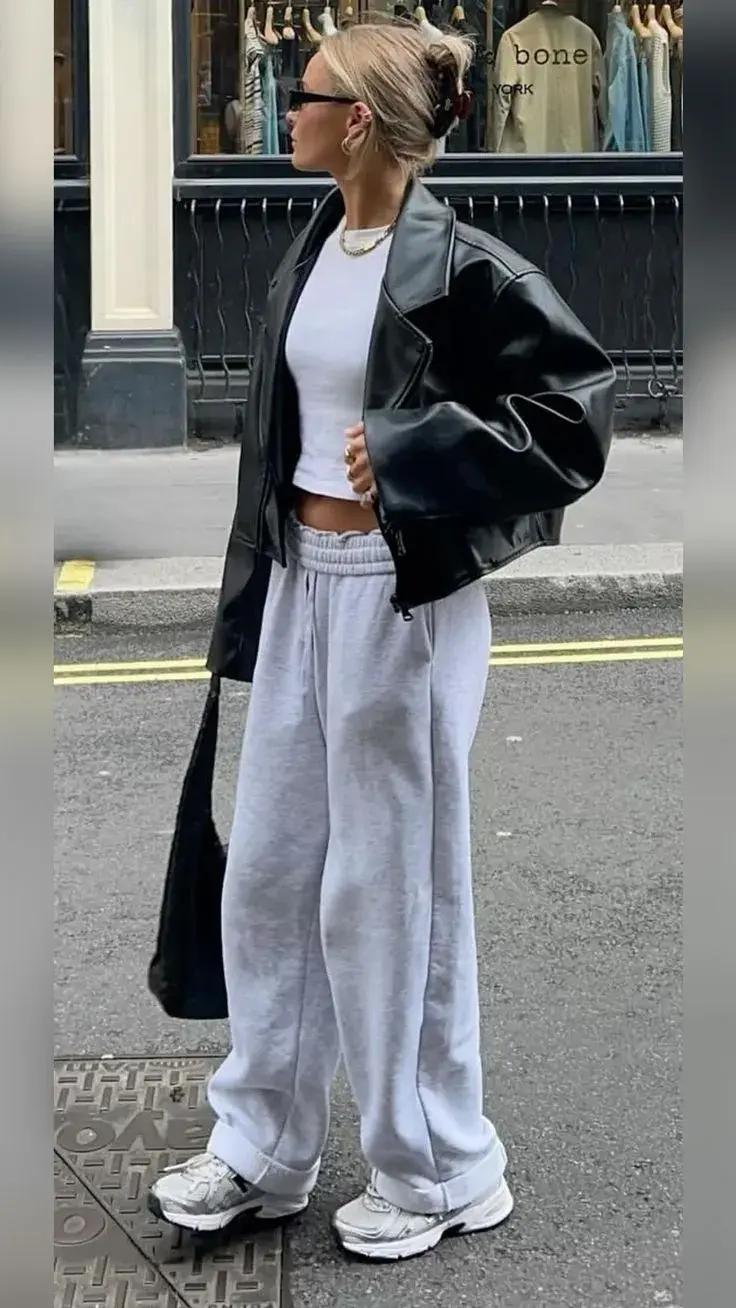 La estética relajada también encuentra su lugar con la campera de cuero.