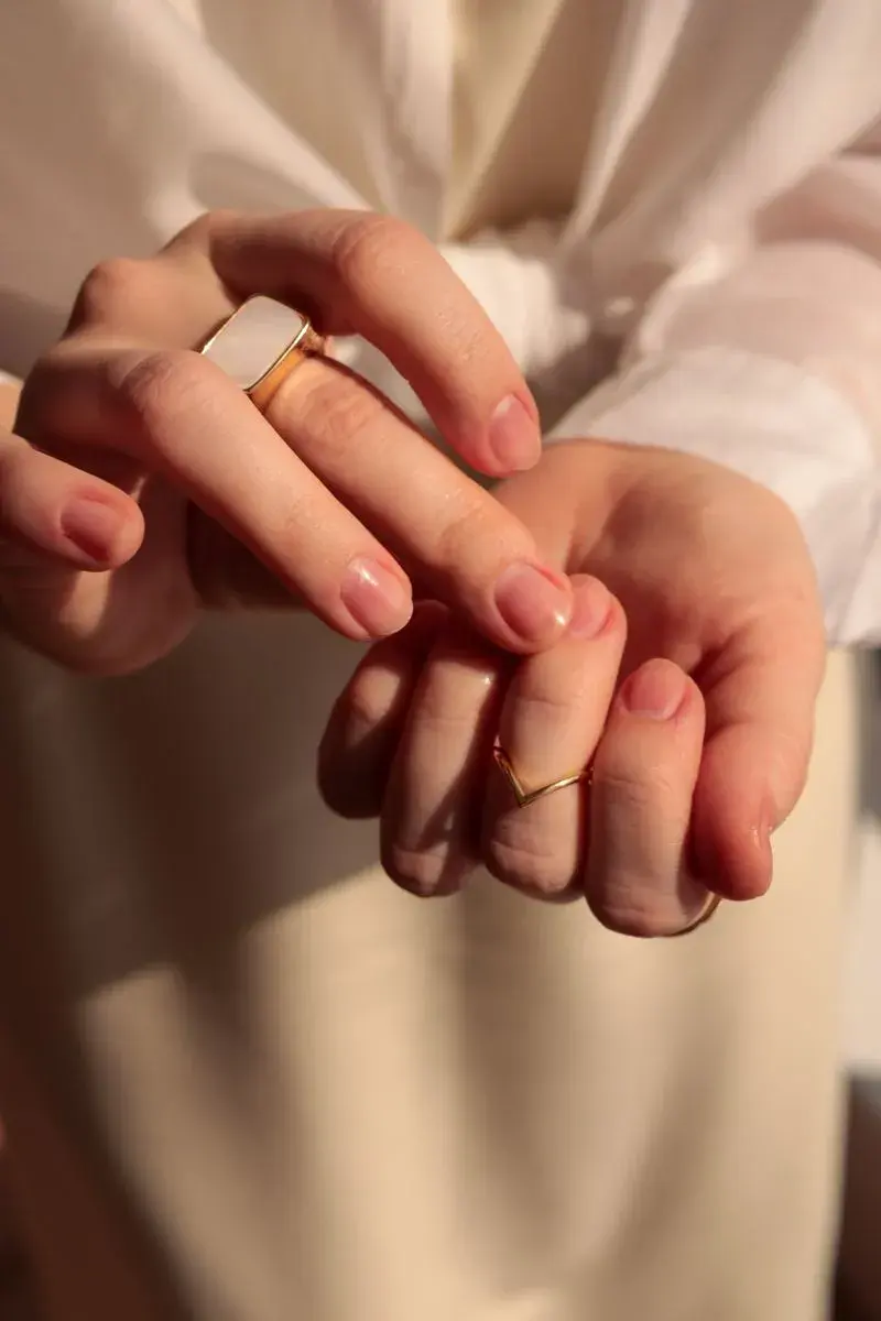 La manicura japonesa refleja uno de los grandes cambios en las tendencias beauty de 2026: priorizar el cuidado antes que el exceso.