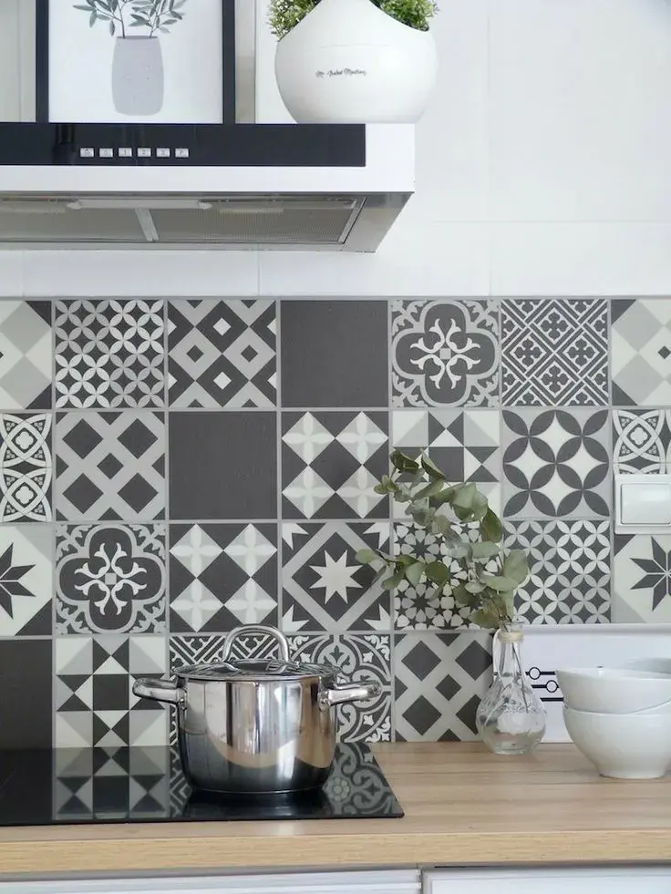 A diferencia de los azulejos tradicionales, el vinilo puede colocarse directamente sobre superficies existentes, evitando polvo, escombros y grandes gastos.