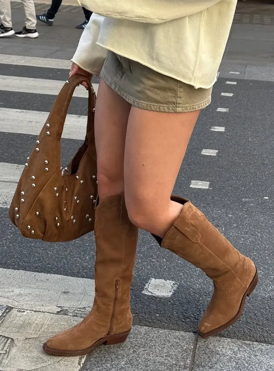 El accesorio de los años 70 que vuelve este otoño y combina perfecto con jeans: las botas de gamuza