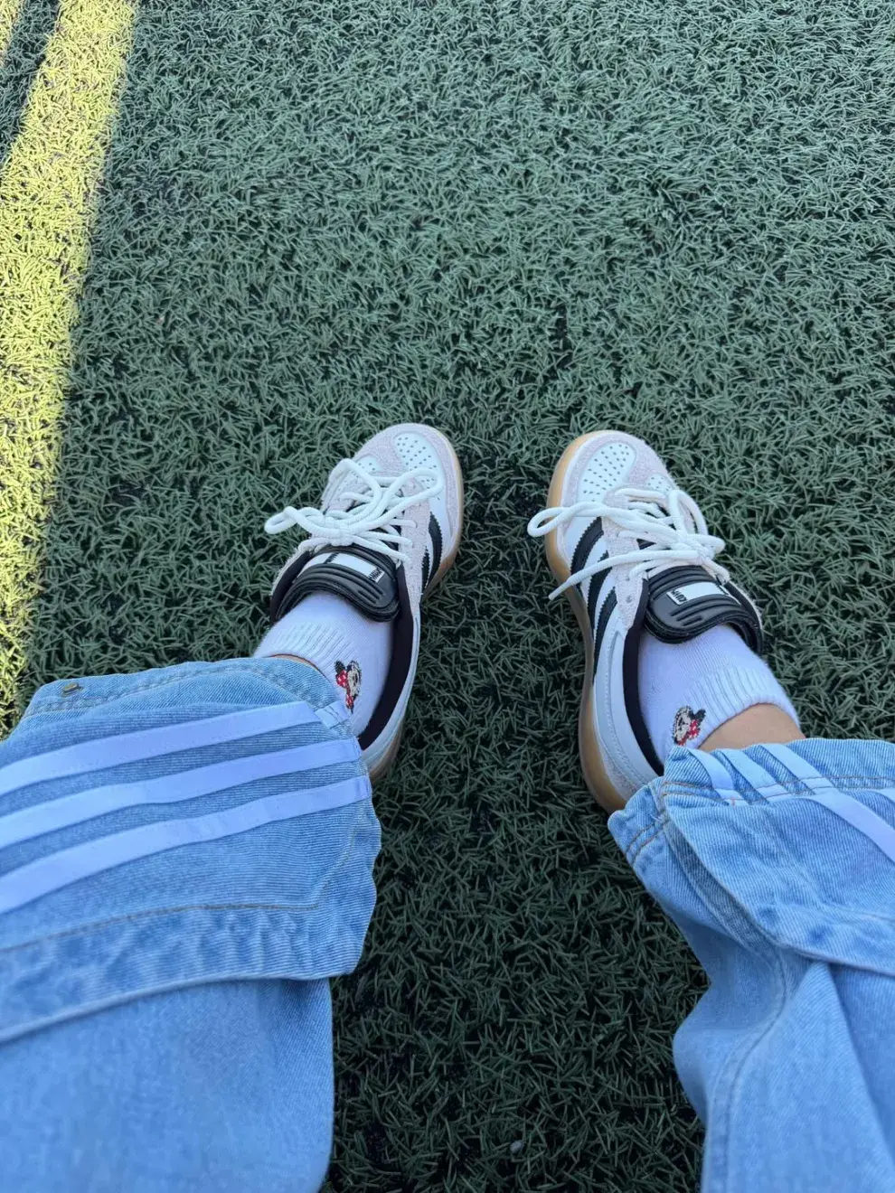 Antonela Roccuzzo, que apostó por un modelo de Adidas en denim claro con telas superpuestas y un diseño fuera de lo convencional.