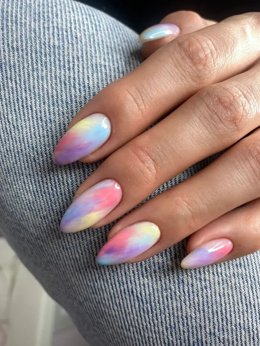 El efecto tie-dye deja atrás los colores intensos del verano y se adapta al otoño con mezclas más suaves