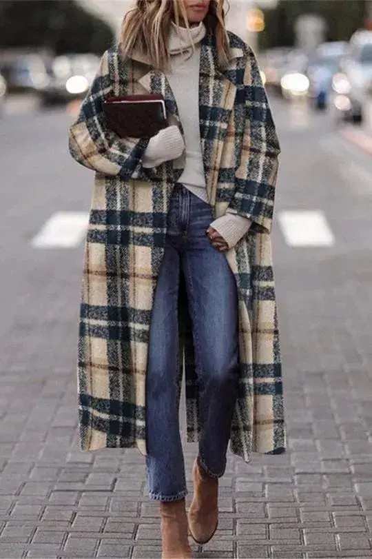  La clave está en equilibrarlos con prendas simples: pantalones rectos, denim oscuro o total looks monocromáticos ayudan a que el abrigo sea el protagonista sin sobrecargar el conjunto.