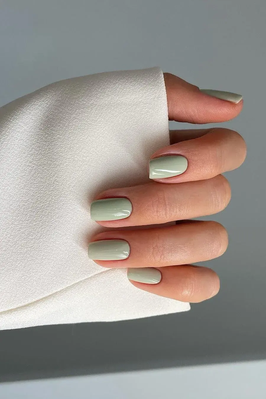 Funciona especialmente bien en uñas cortas porque aporta frescura sin resultar estridente y combina muy bien con los tonos neutros típicos de la temporada, como beige, gris topo, chocolate o camel.