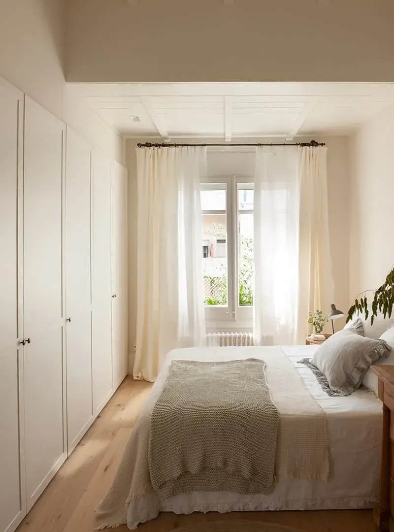 onos claros en paredes y placard generan sensación de amplitud, mientras que los acentos en textiles —como almohadones o mantas— aportan personalidad sin recargar.