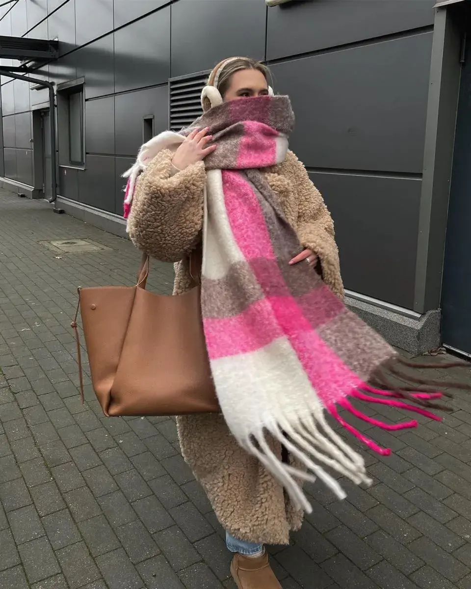 La tendencia otoño-invierno 2026 apuesta por complementos que abrigan, pero que también elevan incluso los looks más simples.