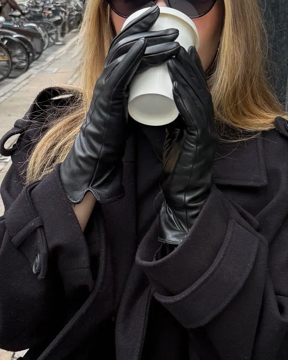 Los guantes de cuero son otro de los accesorios que regresan con fuerza esta temporada.