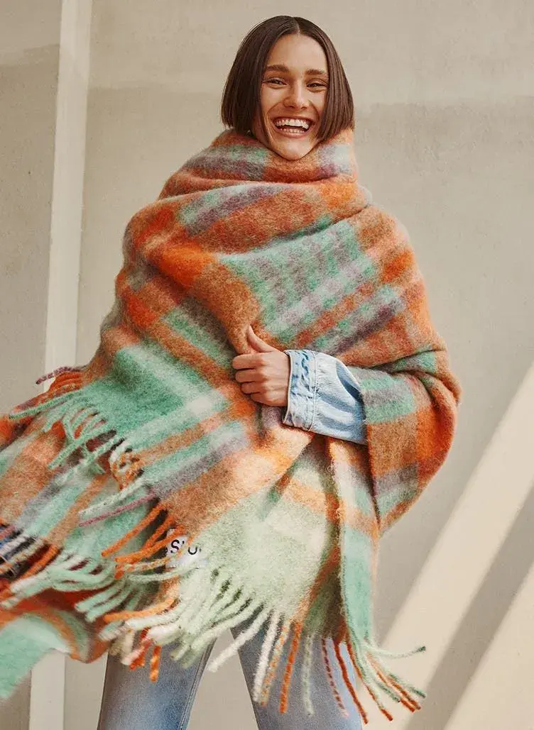 La tendencia otoño-invierno 2026 apuesta por complementos que abrigan, pero que también elevan incluso los looks más simples.
