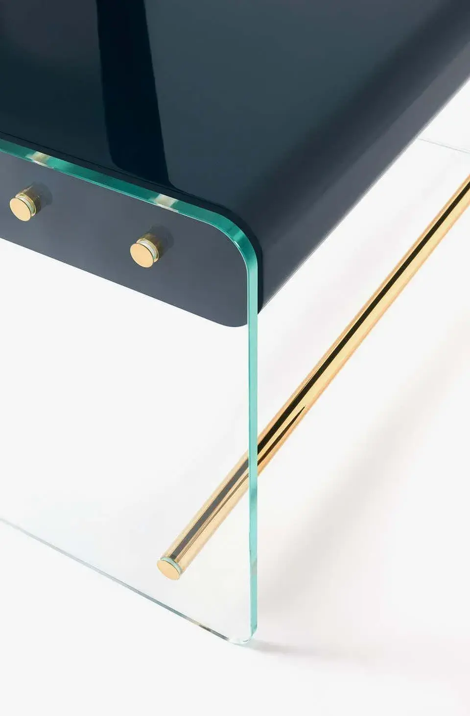 Foto de mueble con detalle en laca brillante.