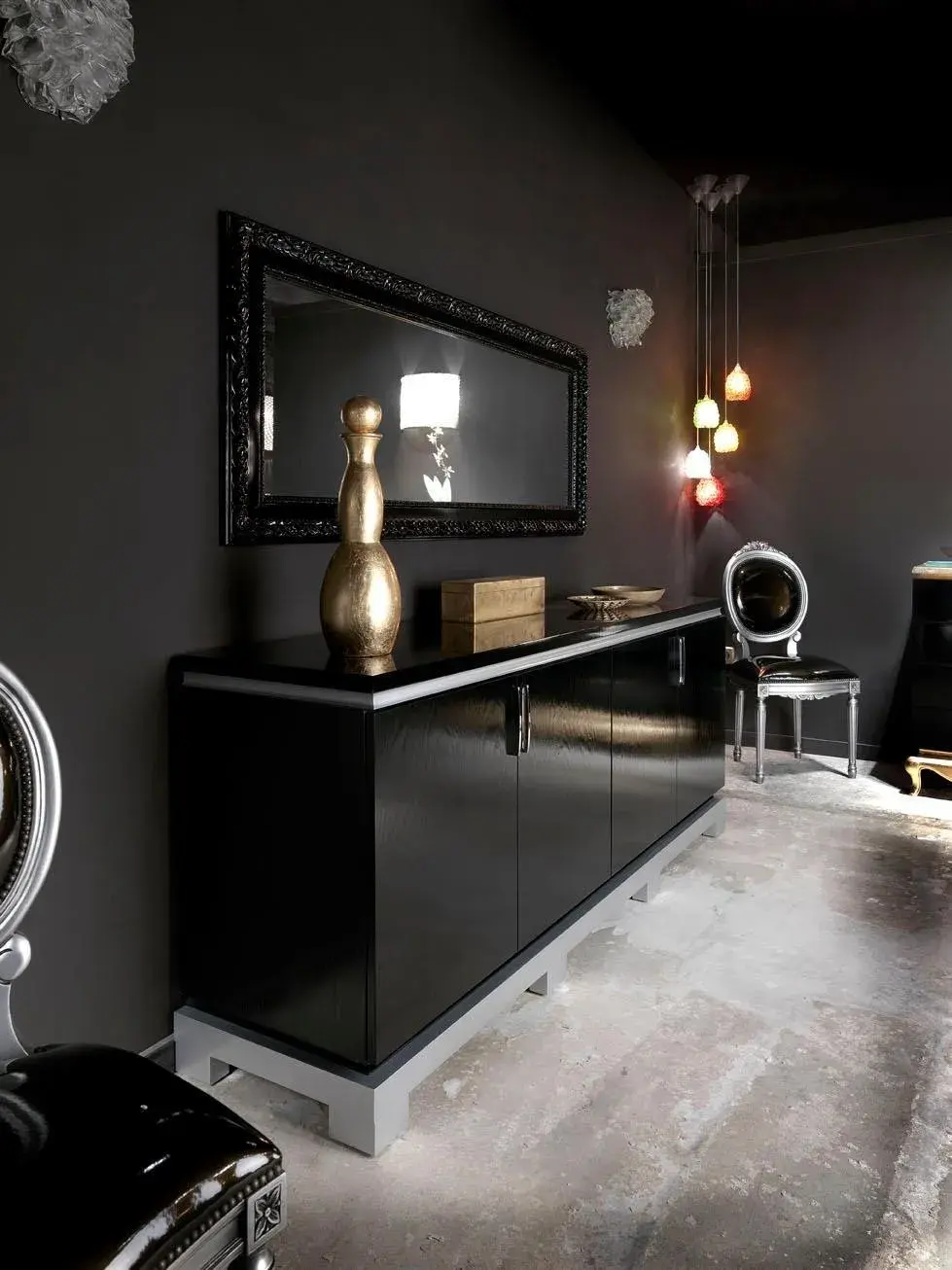 Foto de mueble negro.