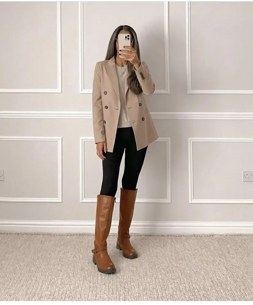 Minimalistas y elegantes, estas botas planas o de tacón bajo son la opción más cómoda y atemporal.Minimalistas y elegantes, estas botas planas o de tacón bajo son la opción más cómoda y atemporal.