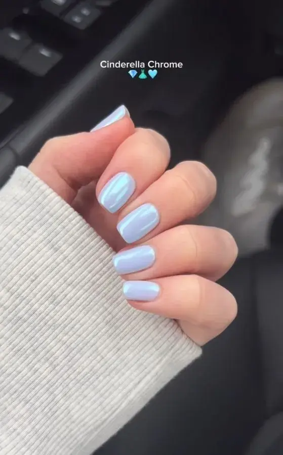 El resultado es una manicura luminosa, sutil y versátil, ideal para quienes quieren sumar tendencia sin caer en diseños demasiado extravagantes.