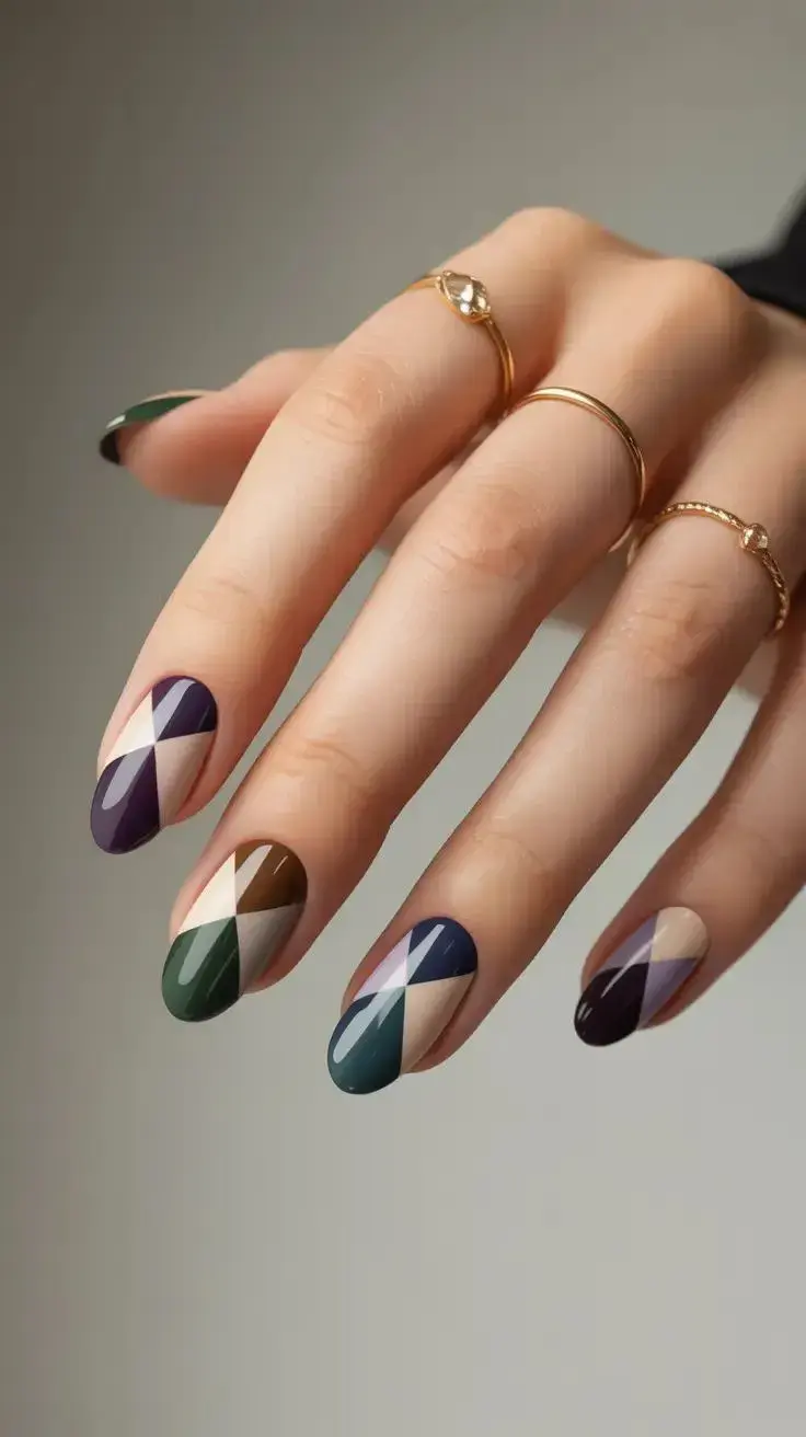 Las frame nails —también conocidas como uñas marco— consisten en delinear el borde de la uña con un color contrastante, generando un efecto óptico sofisticado y moderno.