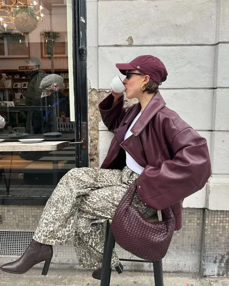 El cuero bordó llega para quedarse: cómo sumarlo a looks de todos los días 