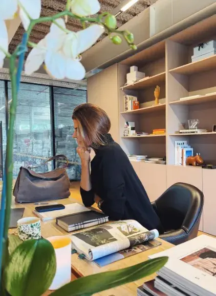 La gamuza vuelve a ocupar un lugar central en la moda urbana y de oficina.