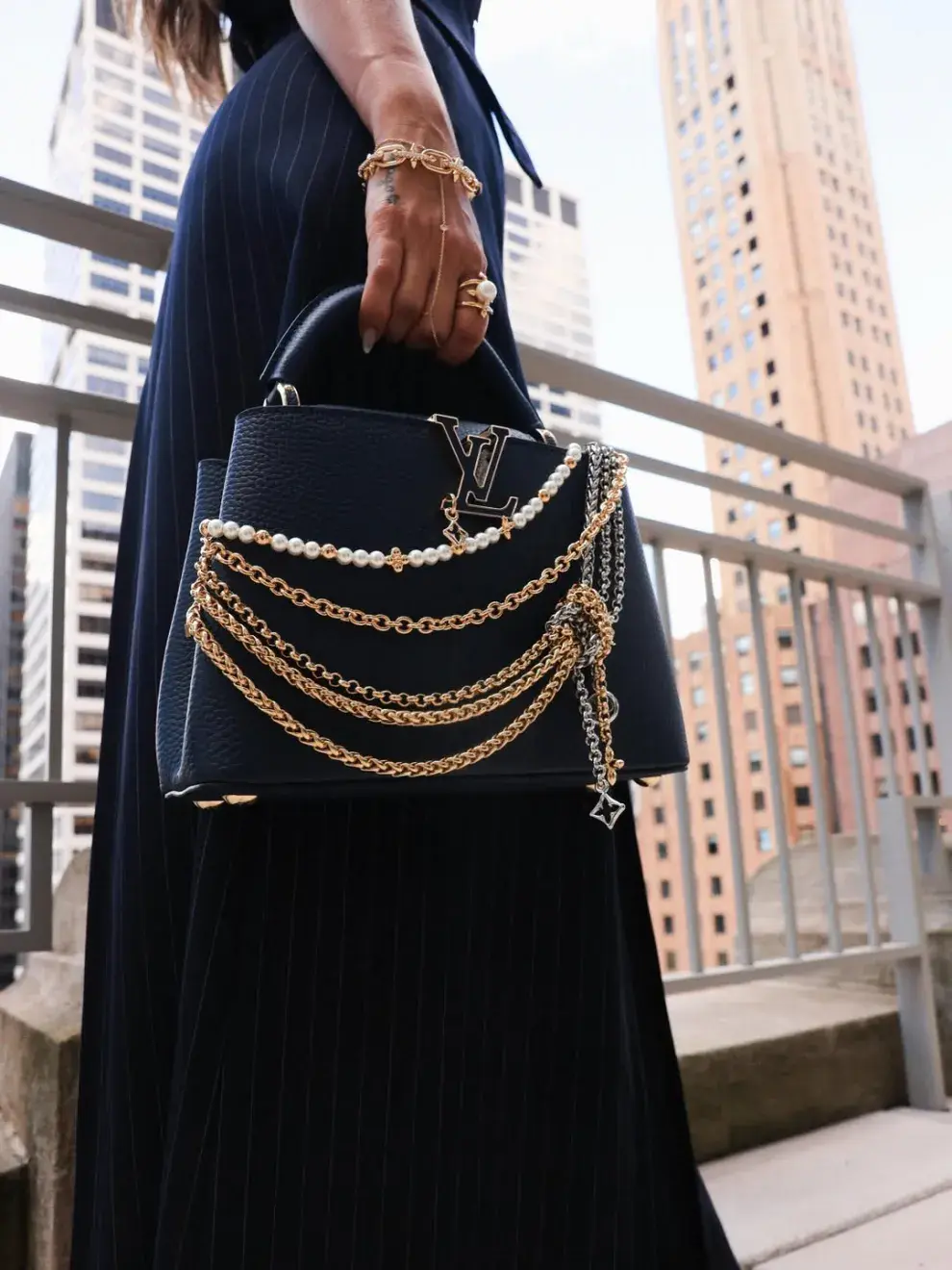 Completó el outfit con stilettos blancos, joyas doradas y una llamativa cartera azul marino con cadenas metálicas, pieza que terminó de elevar el estilismo.