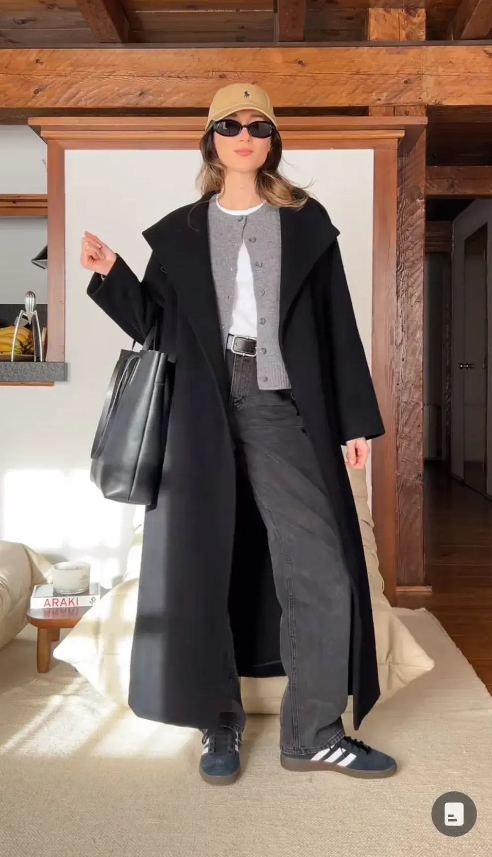 Este año, las capas dejan de ser únicamente una solución térmica para convertirse en protagonistas del look.