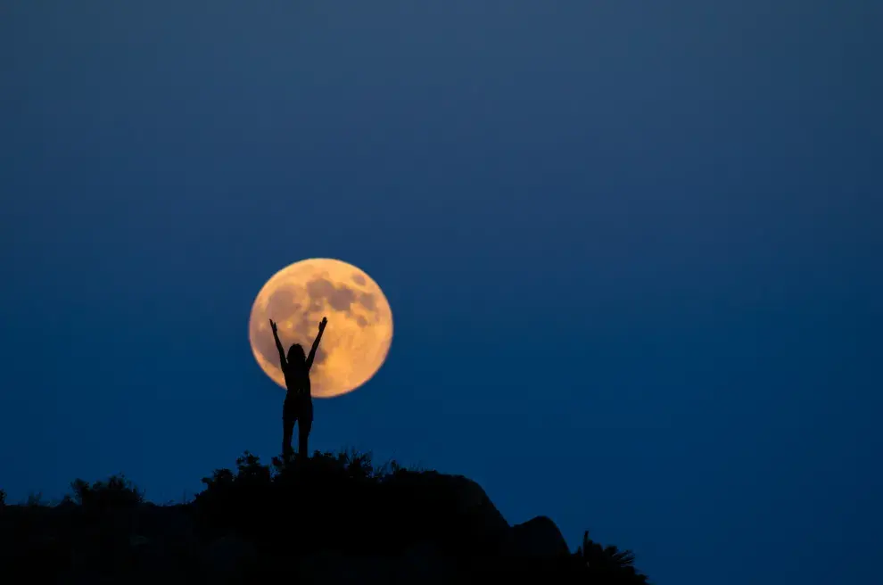 Ciclo lunar y ciclo menstrual: cómo conectar con sus ritmos y energía