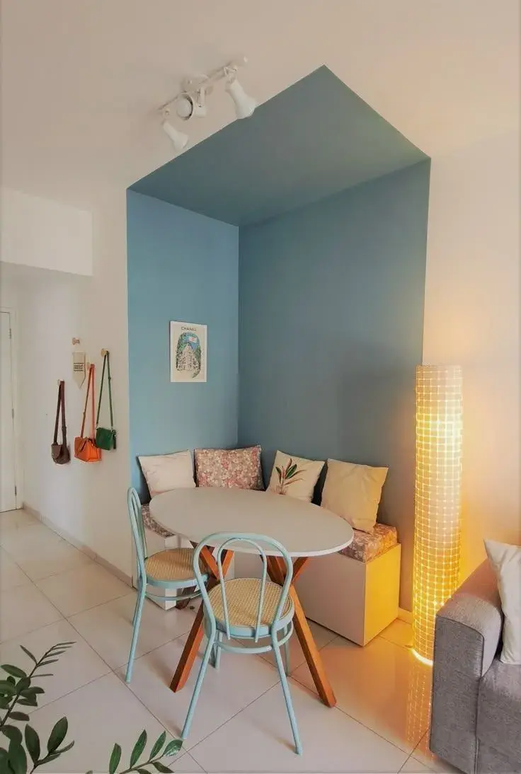 Tiny dining rooms: en 2026 ya no se oculta el comedor pequeño y debe destacar.