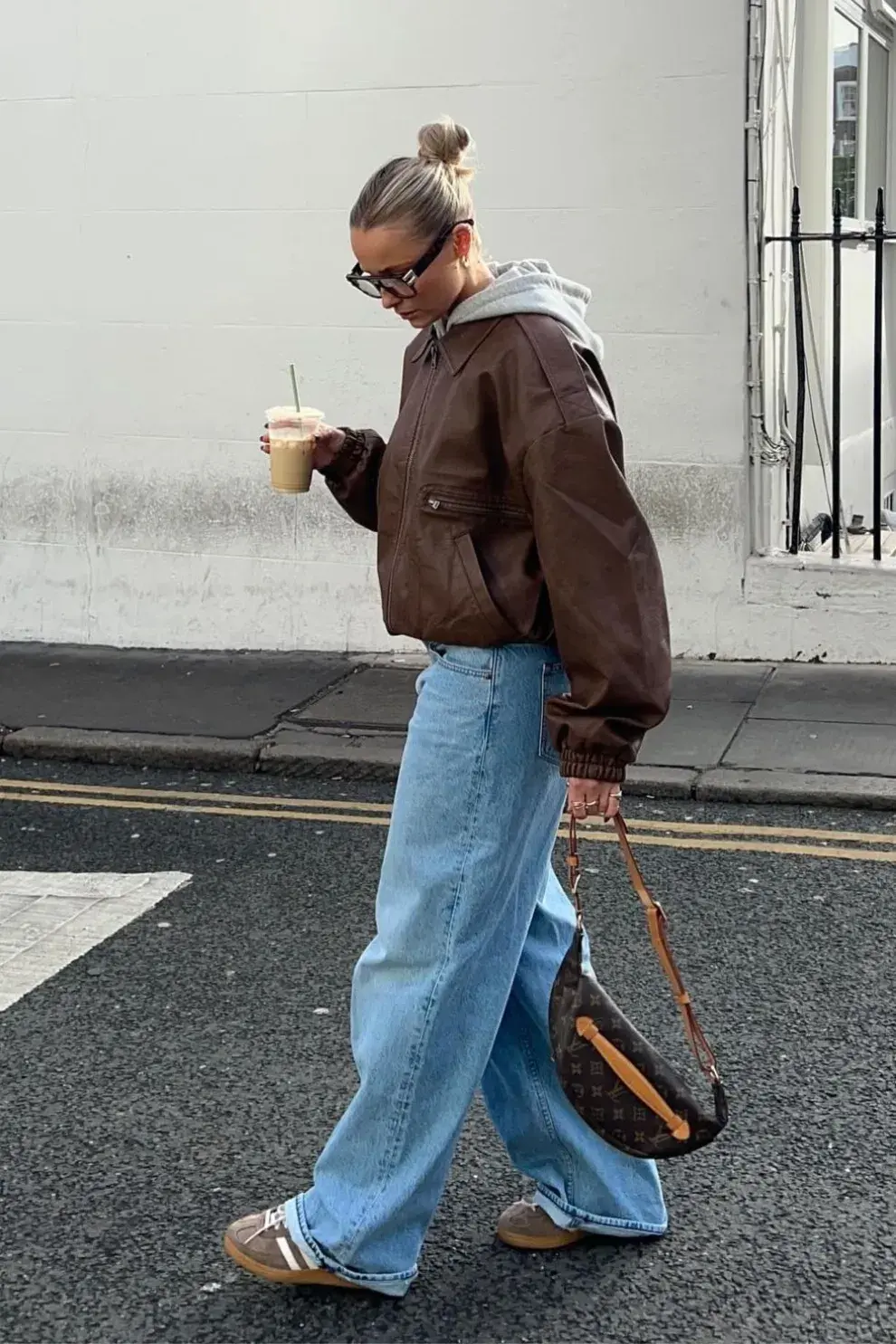 También aparecen camperas de cuero, trenchs clásicos, sweaters tejidos y mocasines que aportan ese aire relajado pero elegante que define a la tendencia.