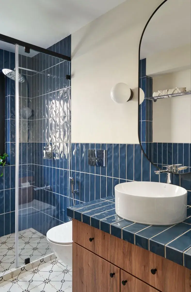 Para quienes no quieren hacer una reforma completa, el azul puede aparecer en pequeños acentos: toallas, cortinas, objetos deco o incluso en un mueble puntual.